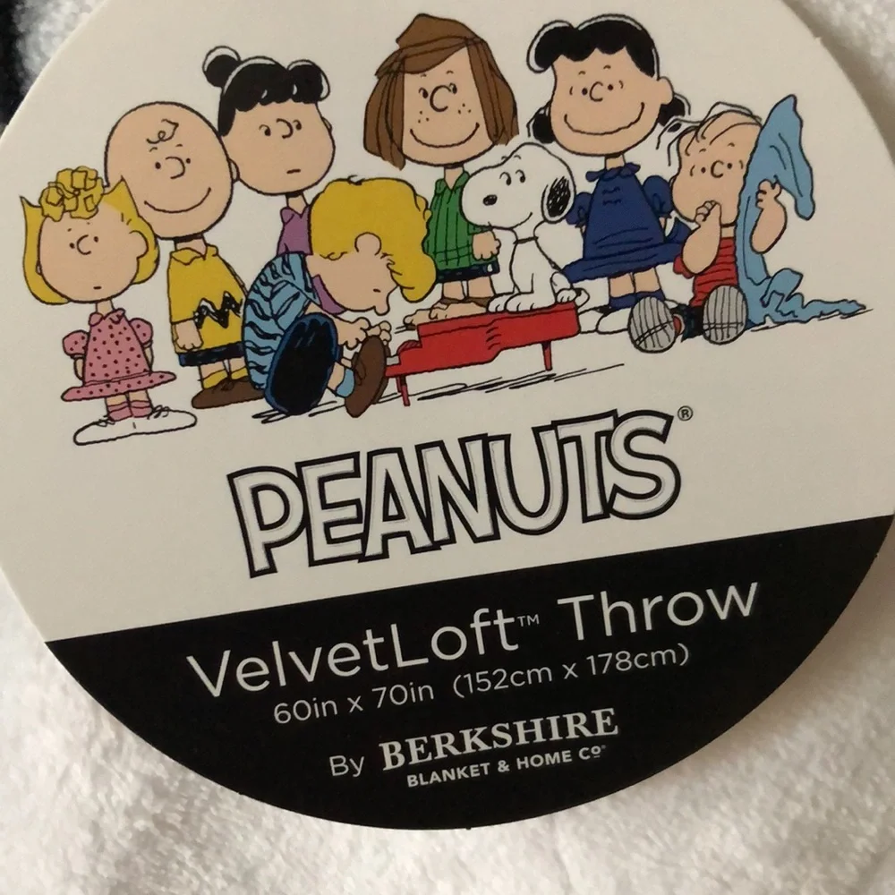 PEANUTS Snoopy Heart Plush Throw Blanket